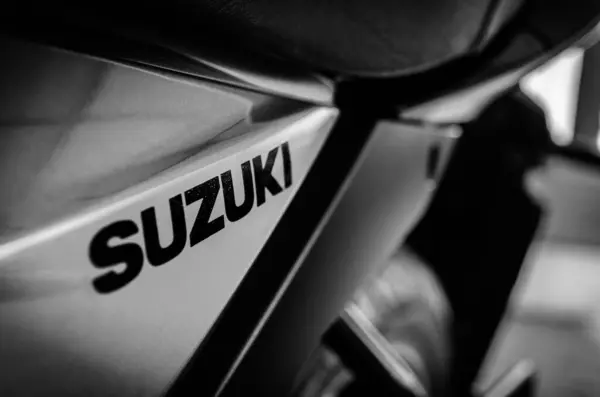 Motosiklet üzerindeki Suzuki logosunun yakın çekimi.