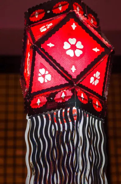 Diwali Festivali 'nde Işık Feneri Asmak