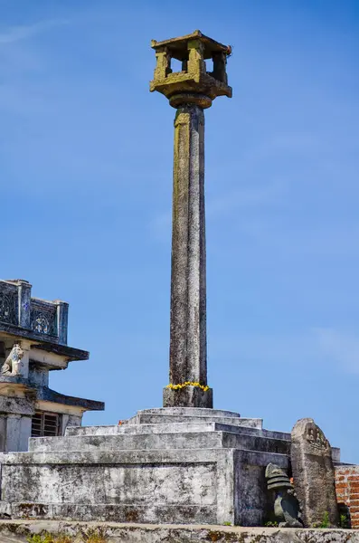 Kundadri, Shimoga Bölgesi, Karnataka 'daki antik Jain tapınağında bir lamba direği.