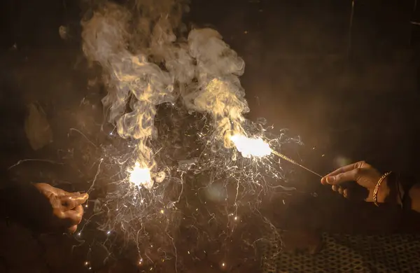 Diwali Festivali 'nde Köpüklü Havai fişekler
