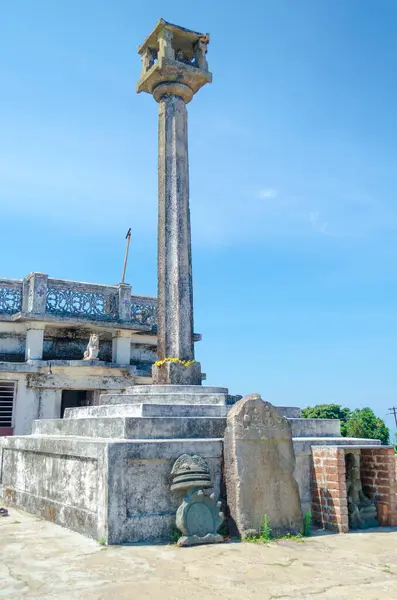 Kundadri, Shimoga Bölgesi, Karnataka 'daki antik Jain tapınağında bir lamba direği.