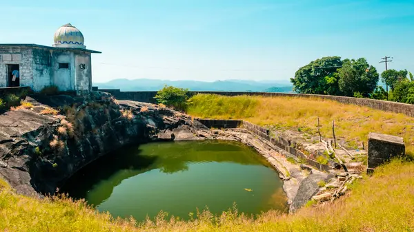 Kundadri, Karnataka 'da bir dağın tepesinde bir gölet.