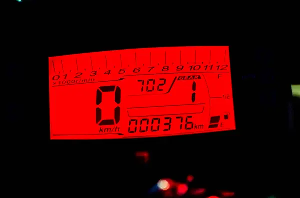 Bir motosikletin dijital hız göstergesi