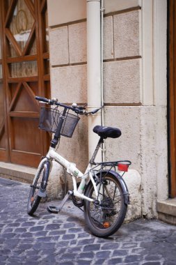Caddenin ortasında klasik bir bisiklet.