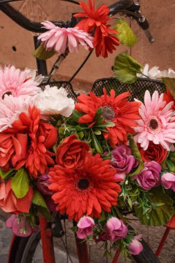 Sokakta çiçekli güzel bir bisiklet.