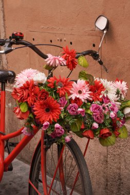 Sokakta çiçekli güzel bir bisiklet.