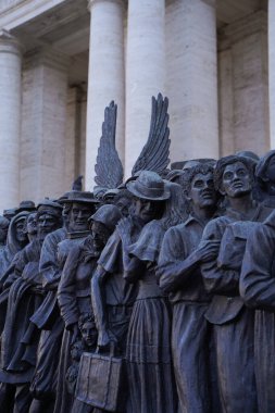 Harika dini insan heykeli.