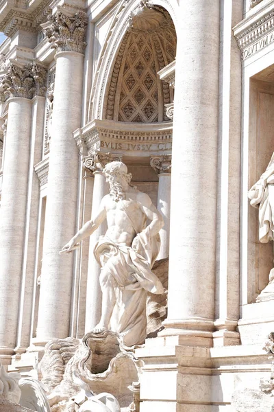 Fontana di Trevi 'nin güzel görüntüsü