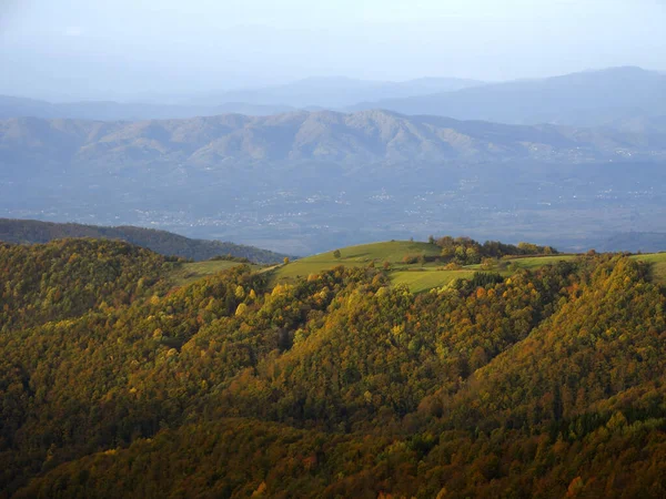 Осінній Гірський Пейзаж Різнокольоровими Лісами Жовтень Горах — стокове фото