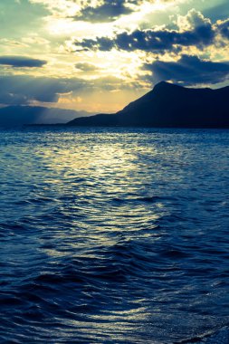 Denizde gün batımı. Güzel deniz batımı.