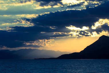 Denizde gün batımı. Güzel deniz batımı.