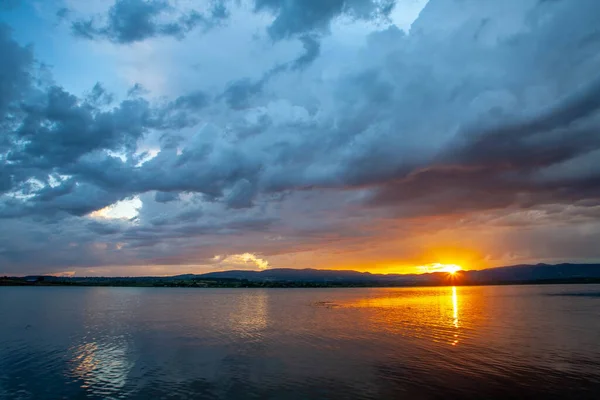 Gölün Üzerindeki Fırtınalı Dramatik Gökyüzü Gölün Üstündeki Fırtınalı Dramatik Gökyüzü — Stok fotoğraf
