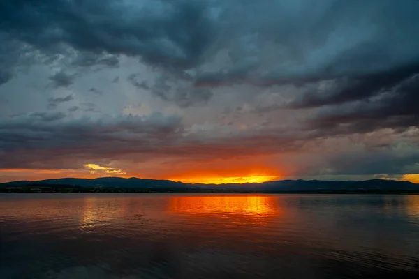 Tormentoso Cielo Dramático Sobre Lago Cielo Dramático Tormentoso Sobre Lago — Foto de Stock