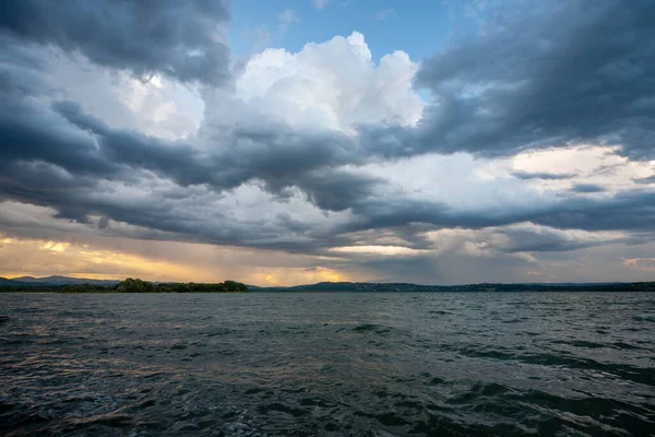 湖面上方的暴风雨般的天空 — 图库照片