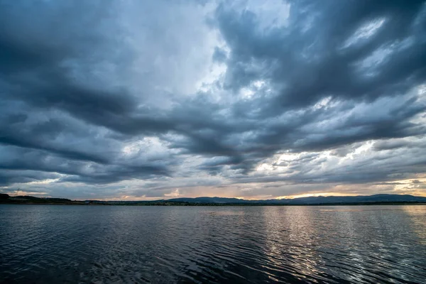 湖面上方的暴风雨般的天空 — 图库照片
