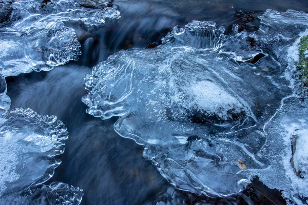 冬の渓流 流れの上の氷 — ストック写真
