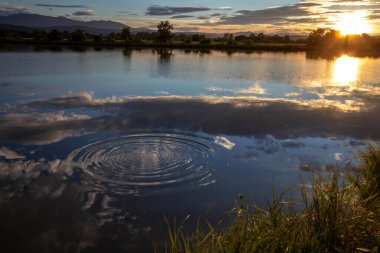 Gölde güzel bir gün batımı