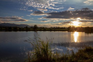 Gölde güzel bir gün batımı