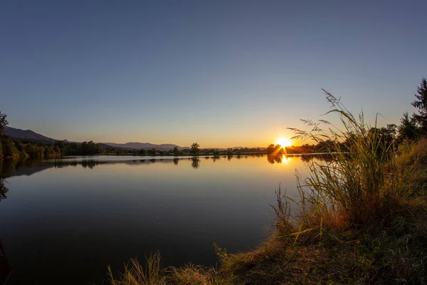 พระอาท ตกท สวยงามบนทะเลสาบ — ภาพถ่ายสต็อก