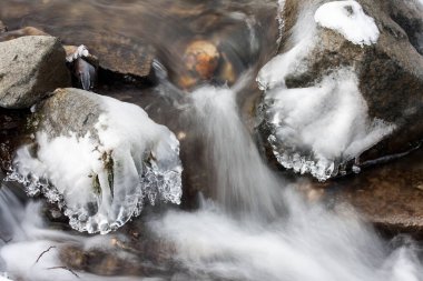 Kışın dağ deresi. Nehirdeki buz.