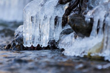 Dağdaki nehirde buz.