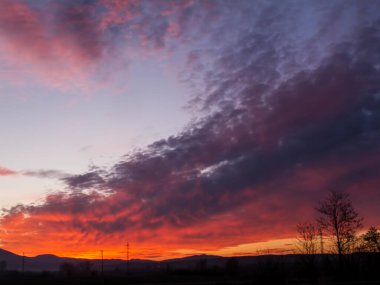 Dağlarda güzel bir gün batımı.