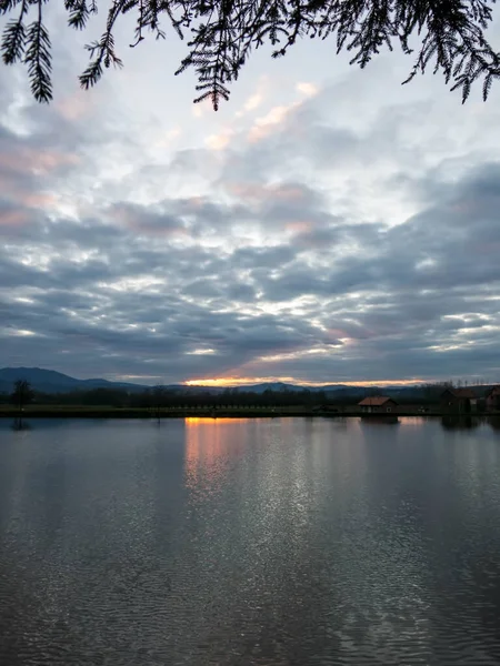 日落在湖上 湖上的风暴 — 图库照片