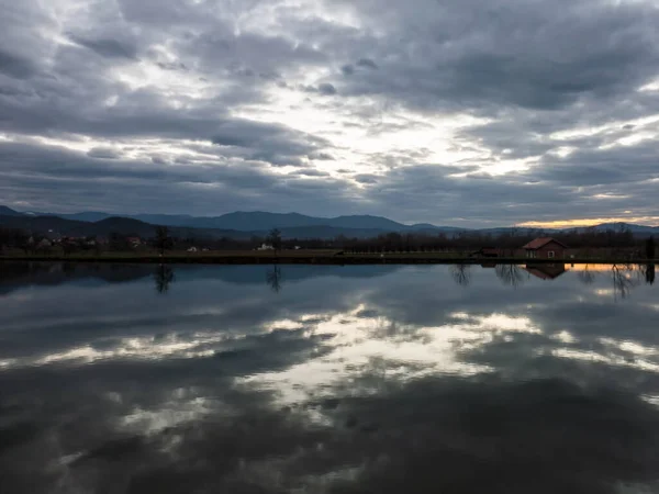ดวงอาท ตกท ทะเลสาบ พาย บนทะเลสาบ — ภาพถ่ายสต็อก