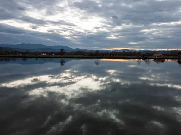 ดวงอาท ตกท ทะเลสาบ พาย บนทะเลสาบ — ภาพถ่ายสต็อก