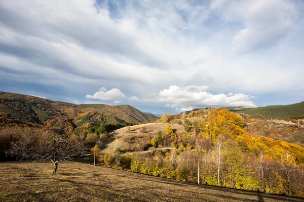 五彩缤纷的山景 秋天在山上 — 图库照片