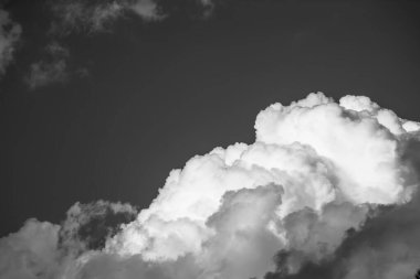 Fırtınadan önce dinamik bulutlar, siyah ve beyaz
