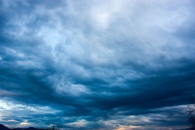 Fırtınadan önce dinamik bulutlar. Dramatik gökyüzü.