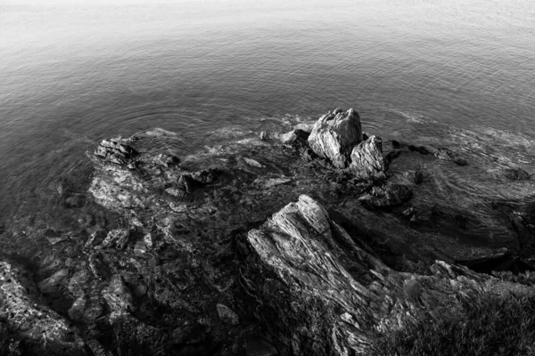 Côte Mer Avec Rochers Noir Blanc — Photo