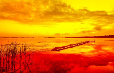 HDR Gölü Üzerinde Günbatımı Resmi (Yüksek Dinamik Aralık)