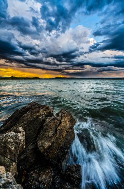 Göldeki fırtına, HDR görüntüsü (Yüksek Dinamik Menzil)