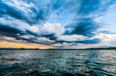 Göldeki fırtına, HDR görüntüsü (Yüksek Dinamik Menzil)