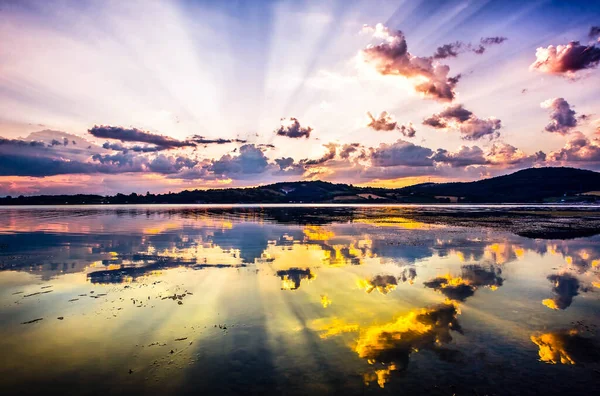 Gölün üzerinde harika bir gün doğumu. HDR Resmi (Yüksek Dinamik Aralık).