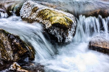 Kışın dağ deresi. Derede buz var. HDR Resmi (Yüksek Dinamik Aralık).