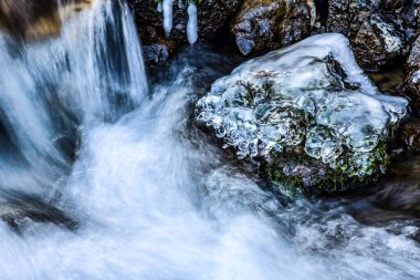Kışın dağ deresi. Derede buz var. HDR Resmi (Yüksek Dinamik Aralık).