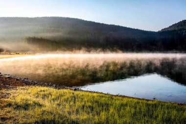 Dağ gölünde güzel bir sabah. HDR Resmi (Yüksek Dinamik Aralık).