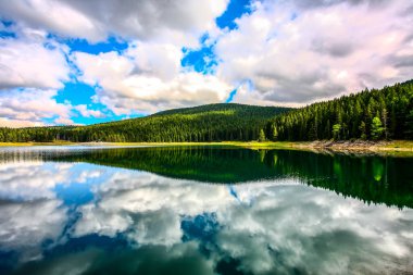 Dağlarda güzel bir göl. HDR Resmi (Yüksek Dinamik Aralık).