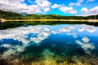 Dağlarda güzel bir göl. HDR Resmi (Yüksek Dinamik Aralık).