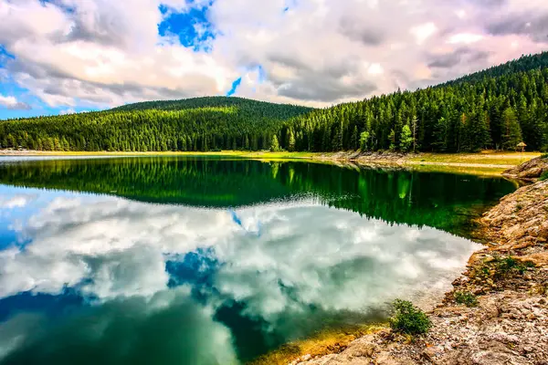 Dağlarda güzel bir göl. HDR Resmi (Yüksek Dinamik Aralık).