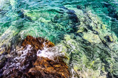 Deniz kıyısı olan güzel deniz dalgaları. HDR Resmi (Yüksek Dinamik Aralık).