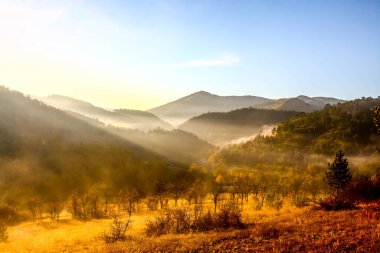 Sabah dağları manzarası. HDR Resmi (Yüksek Dinamik Aralık).