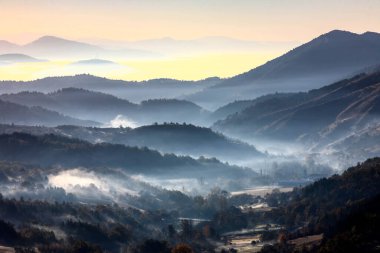 Sabah dağları manzarası. HDR Resmi (Yüksek Dinamik Aralık).