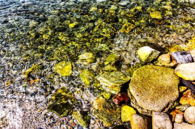 Kumsaldaki deniz taşları. Deniz manzarası. HDR Resmi (Yüksek Dinamik Aralık).