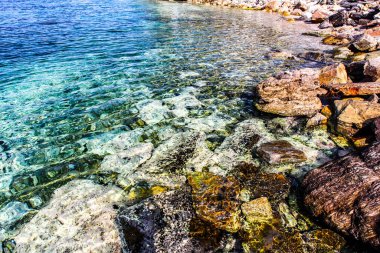 Kumsaldaki deniz taşları. Deniz manzarası. HDR Resmi (Yüksek Dinamik Aralık).