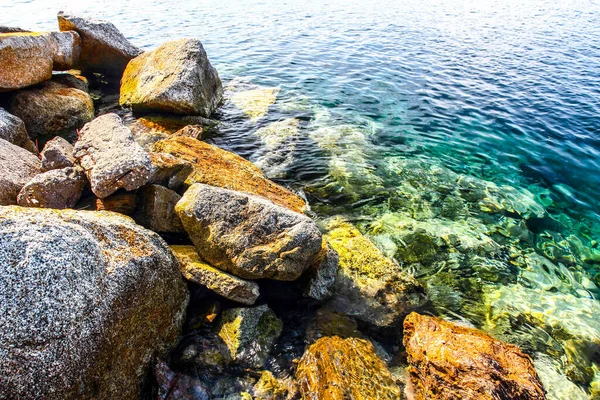 砂浜の海岸にある石 海の風景 Hdr イメージ ダイナミック レンジ — ストック写真