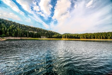 Dağlarda güzel bir göl. HDR Resmi (Yüksek Dinamik Aralık).